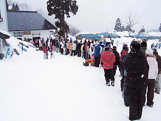 奥伊吹スキー場のレンタルコーナー前の行列